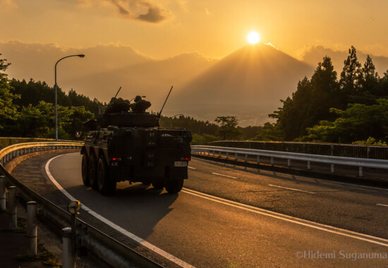 自衛隊車両とダイヤモンド富士